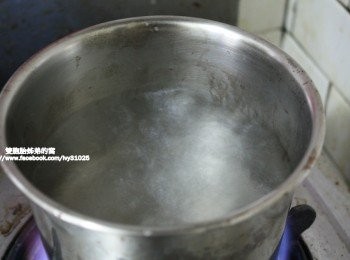 step3: 準備滾燙的熱水備用。