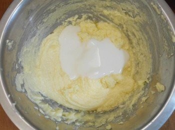 step4: 倒入一半的優格攪拌均勻!!!
