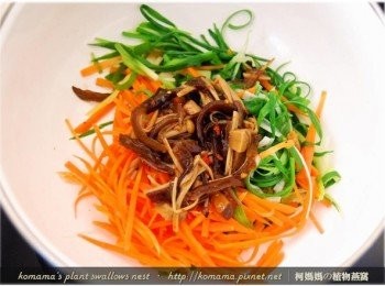 step5: 依照每人對於辣的接受度，酌量添加紅椒麻辣黑菇醬來增味。