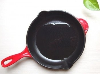 step3: 準備一個平底鍋,倒入一大匙油熱鍋。