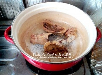 step6: 先用少許油爆香雞殼