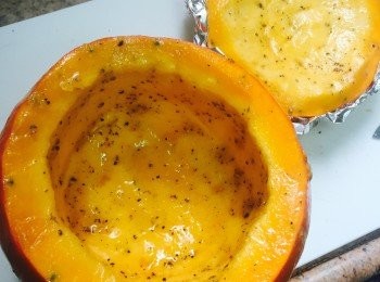 step1: 焗爐預熱180度。原個南瓜洗淨外皮去頂，用少許橄欖油、鹽和黑椒抹匀南瓜肉。錫紙略捏成一個兜，分別墊著南瓜及南瓜頂底下以防南瓜焗至軟身時傾側，入爐焗30分鐘。