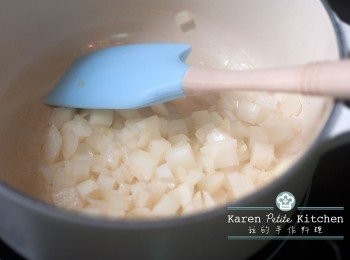 step2: 取一鍋子，放入橄欖油，然後開火加熱，油熱後放入洋蔥丁，中火炒到變軟及呈透明狀。