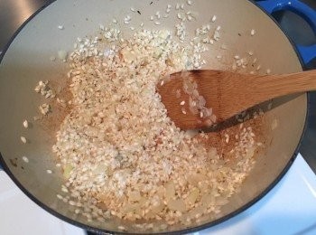 step4: 接著加入義大利米中火翻炒直到米粒熱熱的，倒入約三匙白酒炒至酒精揮發