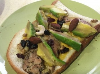 step7: 接著我要掀開放入酪梨跟一些堅果增加口感
(視<span class="group_1">食材</span>特性而定，如果沒有要放酪梨這種軟軟的<span class="group_1">食材</span>，就可以不用再掀開囉~)
 
今天要放的是<span class="group_2">無調味</span>堅果
放堅果的目的是讓整個帕尼尼吃起來
不論是口感或口味都更有層次~
 
鋪上酪梨、在撒上堅果乾
我們的法式優雅帕尼尼要完成啦！