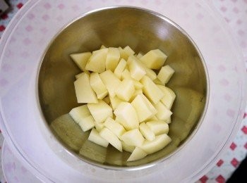 step3: 馬鈴薯切小塊狀入蒸籠蒸製軟