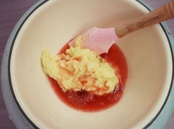 step7: 先將一半麵糊取出倒入<span class="group_2">草莓醬</span>汁並且拌勻。