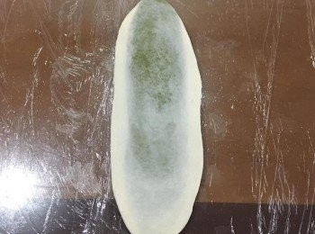 step7: 取第一個包好的,用橄麵棍從中間輕壓後分別向上及向下桿開桿薄,桿成牛舌狀.