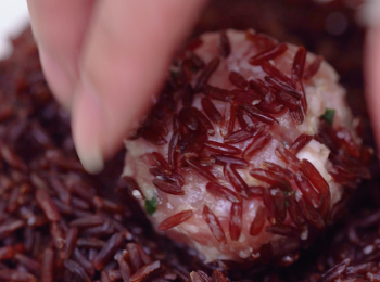 step6: 肉丸沾上浸泡過的米