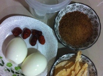 step1: 預備<span class="group_1">食材</span>，熟蛋去殼，紅棗和當歸片洗淨待用。