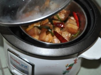 step10: 然後將起鍋的滷五花放入電鍋中，外鍋約1杯量杯水蒸煮至電源跳起即可~