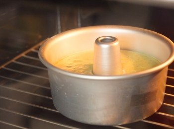 step8: 盡快放入已經預熱好攝氏 170 度的焗爐，焗約 30 – 35 分鐘至竹簽插入蛋糕取出沒有濕粉漿沾著即可出爐（焗的其間如蛋糕面太接近發熱線而蛋糕面已變得較深色，可以快手輕輕蓋上一張錫紙避免蛋糕面焦掉）