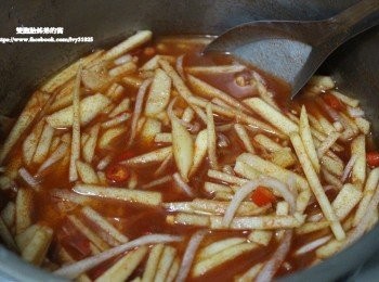 step9: 等韓國大白菜醃製12小時候後，洗淨切片，再一層醃製調味料再一層韓國大白菜的到滿罐為止，要完全將調味料都有醃到韓國大白菜才能入味，喜歡調味料紅通通的感覺，可以多加韓國辣椒粉，不愛太辣就一罐一條小辣椒切丁+辣椒粉，就這樣~~

我的素食韓式泡菜就完成了。