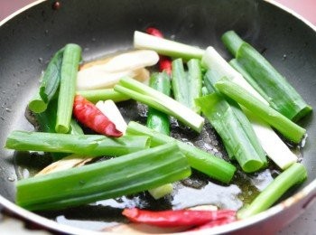 step5: 用花椒粒煸出的油，加入蔥段、薑片、乾辣椒炒香