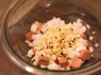 step2: 材料 A置於一個可用於微波爐之大碗內拌勻，廚師腸盡量置於外圍，蓋著叮1分鐘