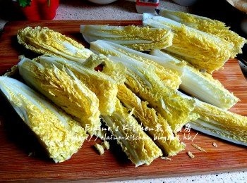 step7: 期間將娃娃菜洗淨切半 , 炸枝竹切細段後用水沖一沖洗及瀝乾