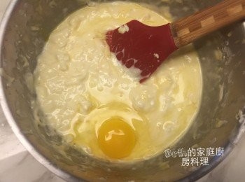 step3: 分兩次加入1的奶油鮮奶液拌勻，再加入雞蛋、萊姆酒拌勻