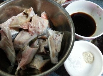 step3: 三文魚頭解凍後用醃魚頭料醃約10分鍾