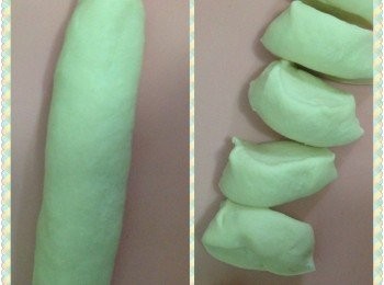 step4: 把揉好的麵團移到工作檯上，搓成長條，平均地切成6個小麵團。