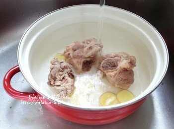 step2: 薑片 , <a href="https://bit.ly/3ANJVUp" target="_blank" data-keyword="豬展" class="guide-link"><strong>豬展</strong></a> <span style="display:inline-block;vertical-align:middle;margin-top:-3px;color:initial;border-radius:3px;padding:2px 3px;font-size:12px;line-height:14px;background:#87d300;color:#fff;">即買</span> 骨放入煲內 , 加入適量水用中火煮至微滾
