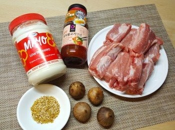 step1: 準備好所有<span class="group_1">材料</span>及黑蒜。