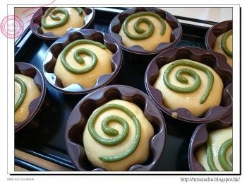 step12: 塗蛋液, 唧上綠茶吉士忌廉作裝飾。