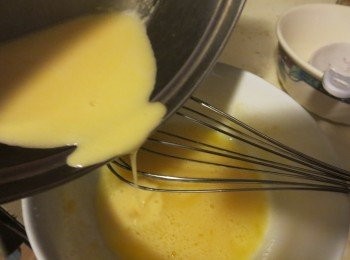 step3: 把（1）加入（2）中轻轻拌匀。再加入过篩了的自发面粉拌匀。