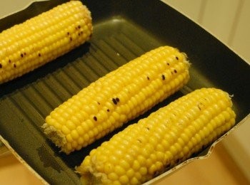 step2: 然後將粟米放在鐵板上，燒約五分鐘，令表面金黃色，少許焦