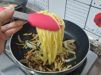 step5: 轉慢火撈起意粉瀝乾直接投入鑊內,　