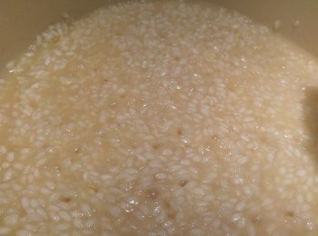 step4: 當米差不多吸引了白酒後,下牛肝菌上湯,每次兩湯壳,如是者繼續炒,