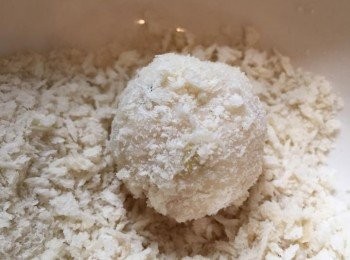 step3: 舀一小份薯豆蓉搓成球，沾滿麵包糠。