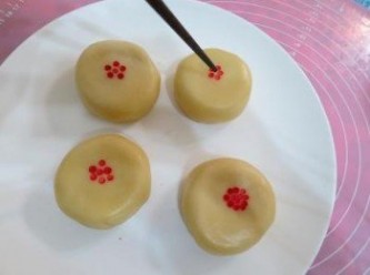 step10: 利用紅色食用色素或濃縮蔓越莓汁,用筷子未端沾著點在麵團上方點上記號