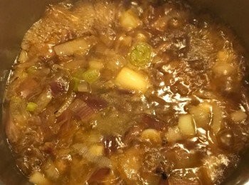 step4: 加入3-4杯熱滾水, 然後用中火煮20分鐘, 直至蘿蔔軟身