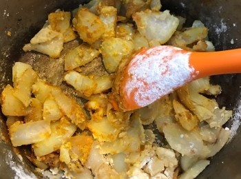 step3: 徐徐加入麵粉及黃姜粉, 略炒數分鐘