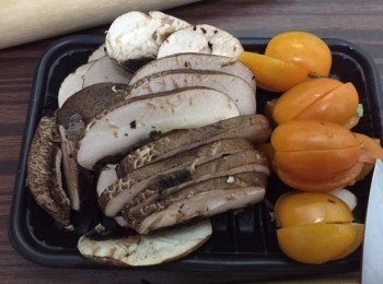 step1: 1)將乾蕃茄, 鯷魚及橄欖切粒, 蘑菇切片, 車厘茄切半,