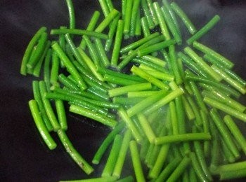 step2: 下1湯匙炸魚後的油，炒蒜芯一會，再下2湯匙水炒至半熟。