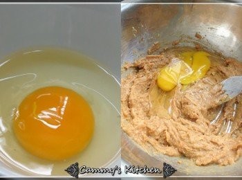 step3: 逐少加蛋混合。加雲呢拿香油。混合。