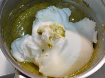 step6: 打發的蛋白倒入抹茶醬中，輕輕攪拌。