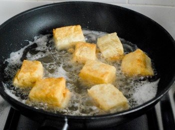 step3: 將麵包沾滿蛋液，再放入熱油鑊內炸至表面金黃色 *如不炸，也可用煎的方法