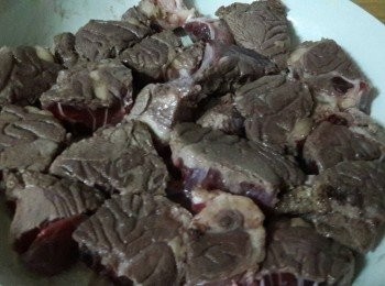 step2: 平底鍋加一大匙油燒熱 , 把切塊的牛腱加入煎至二面金黃