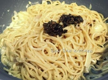 step5: 最後加入黑松露醬，關火撈勻，上碟時放上菠菜及帶子即可。