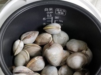 step4: 將大蜆加入拌勻。