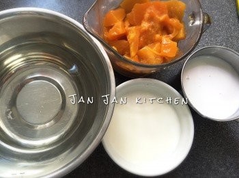 step4: 芒果切粒，將2/3芒果肉、糖水、椰奶及鮮奶倒入攪拌機攪成糊。 若想椰奶味重一點，可多放椰奶，減少鮮奶，或用花奶代替鮮奶，味道會較濃郁。