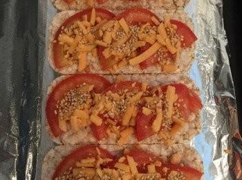 step2: 藜麥米通放上烤架，烤蕃茄放上藜麥米通，再加上素車打芝士和芝麻，