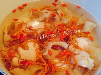 step4: 所有材料落鍋或燉盅，加水然後蓋好，隔水或用蒸爐蒸2小時。飲用時加鹽調味。