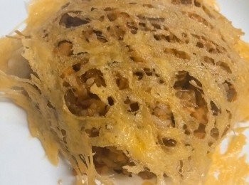 step9: 將蛋網鋪在炒飯上，即成。