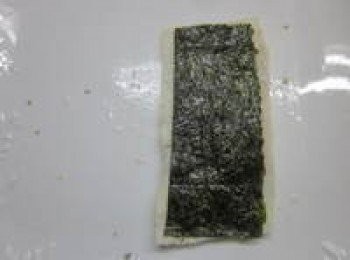 step1: 吐司去邊切對半,海苔剪成和吐司一樣的大小,吐司沾牛奶(有吸到牛奶即可,不要沾太多吐司會爛,如果不小心沾過多可稍把多餘牛奶壓出),將海苔鋪在吐司上方