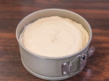 step10: 蛋糕體做法 – 花生醬層：把混合物倒入蛋糕模中掃平，放入雪櫃冰格備用。