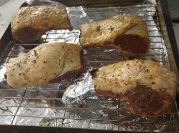 step1: 先用水波爐mode9解凍,將羊架分成四份再加<span class="group_2">醃料</span>,再將羊架骨包錫紙。