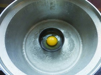 step2: 溏心蛋作法─在外鍋加入1/2 杯水，按下開關讓水滾沸後，放入步驟1